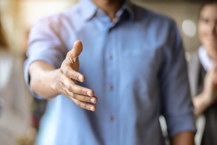 uomo tende la mano in segno di amicizia