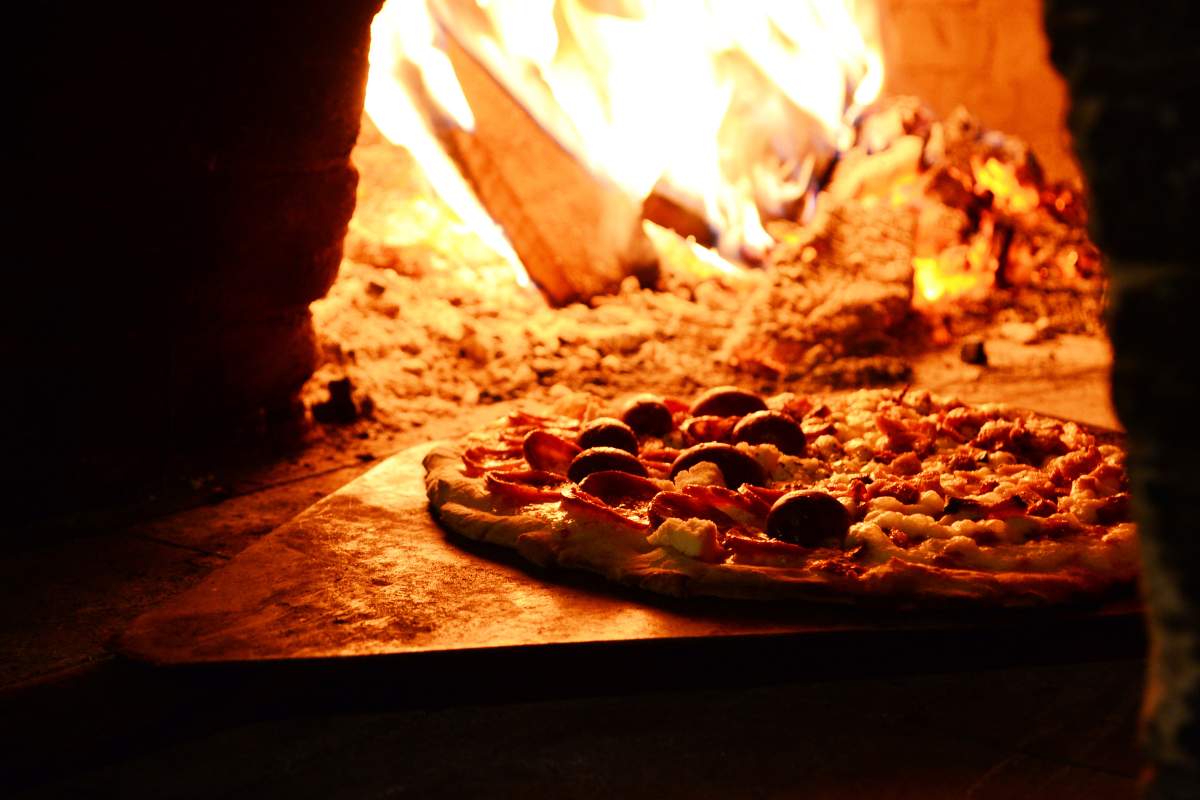 pizza davanti a forno fumante