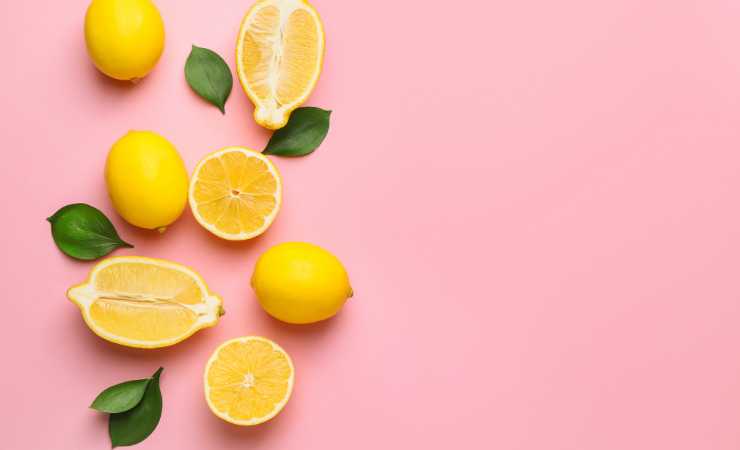limoni con sfondo rosa