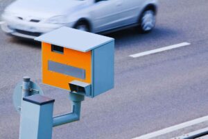 Auto che passa davanti ad un autovelox