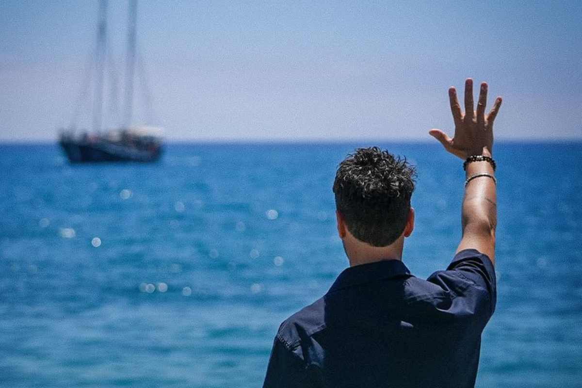 Bisciglia saluta l'equipaggio della barca che porta i concorrenti di Temptation Island