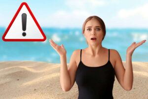Donna stupita al mare con simbolo attenzione