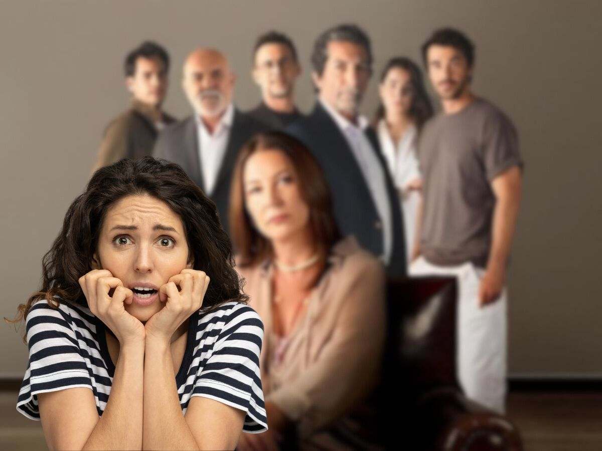 cast tradimento sullo sfondo e donna spaventata in primo piano