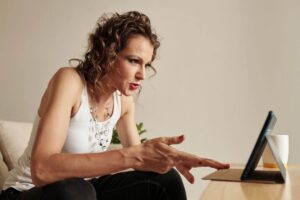 Donna legge sul tablet una notizia