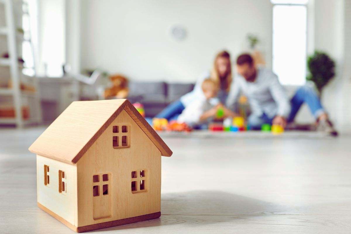 Casa in primo piano e famiglia che gioca