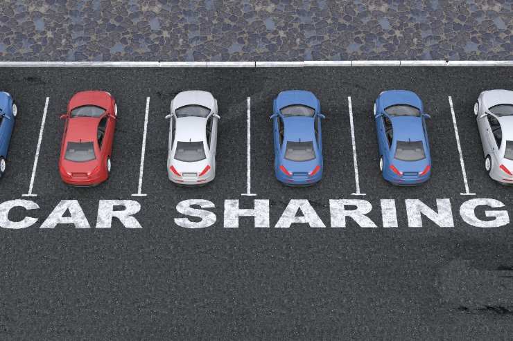 macchine parcheggiate e scritta car sharing