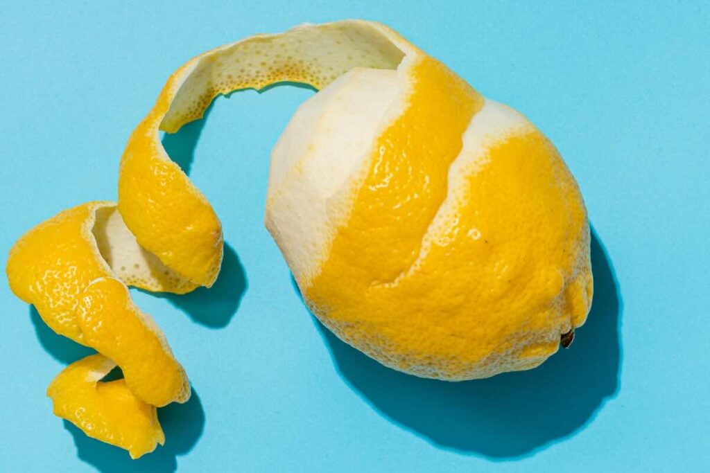 buccia del limone su sfondo azzurro