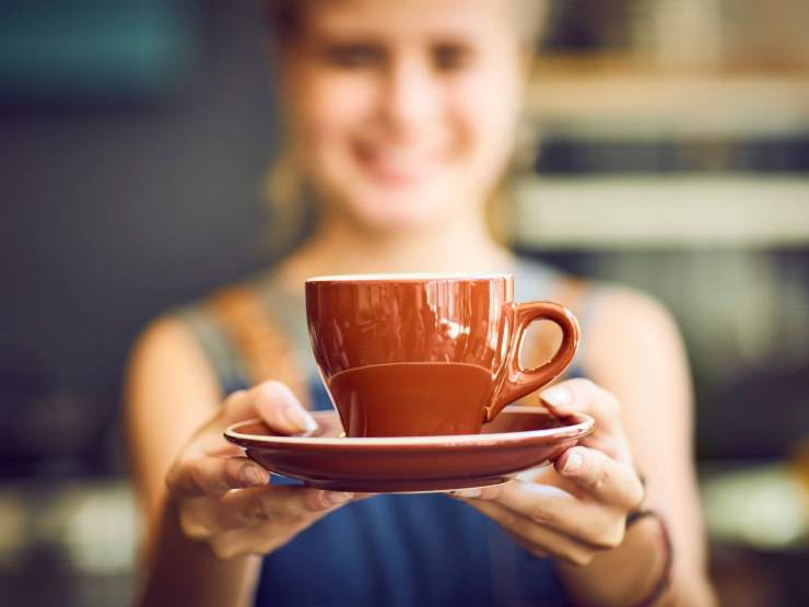 Donna con caffè in mano 