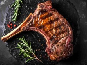 Bistecca cotta perfettamente sul piatto
