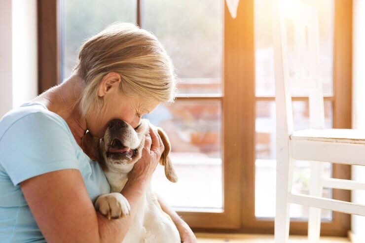 donna che bacia il cane