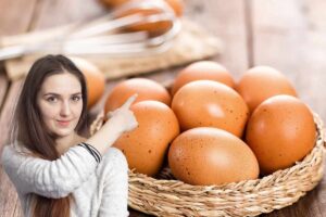 donna che indica le uova in un cestino