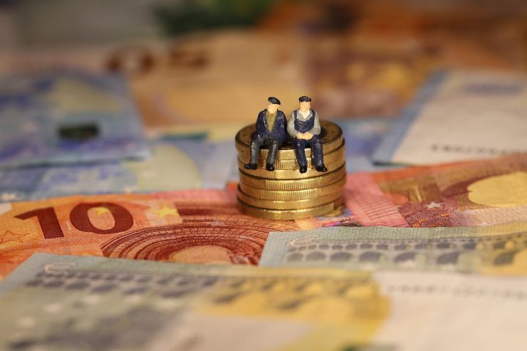 Banconote euro con due figure di anziani