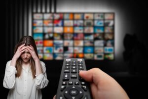 donna triste telecomando tv