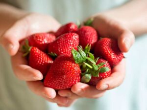 fragole in mano