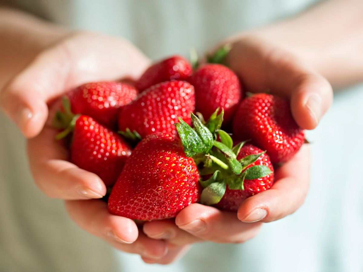 fragole in mano
