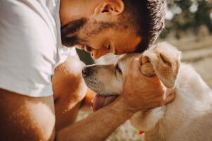 Padrone vicino a cane
