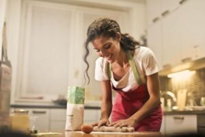 Donna stende la pasta fatta in casa
