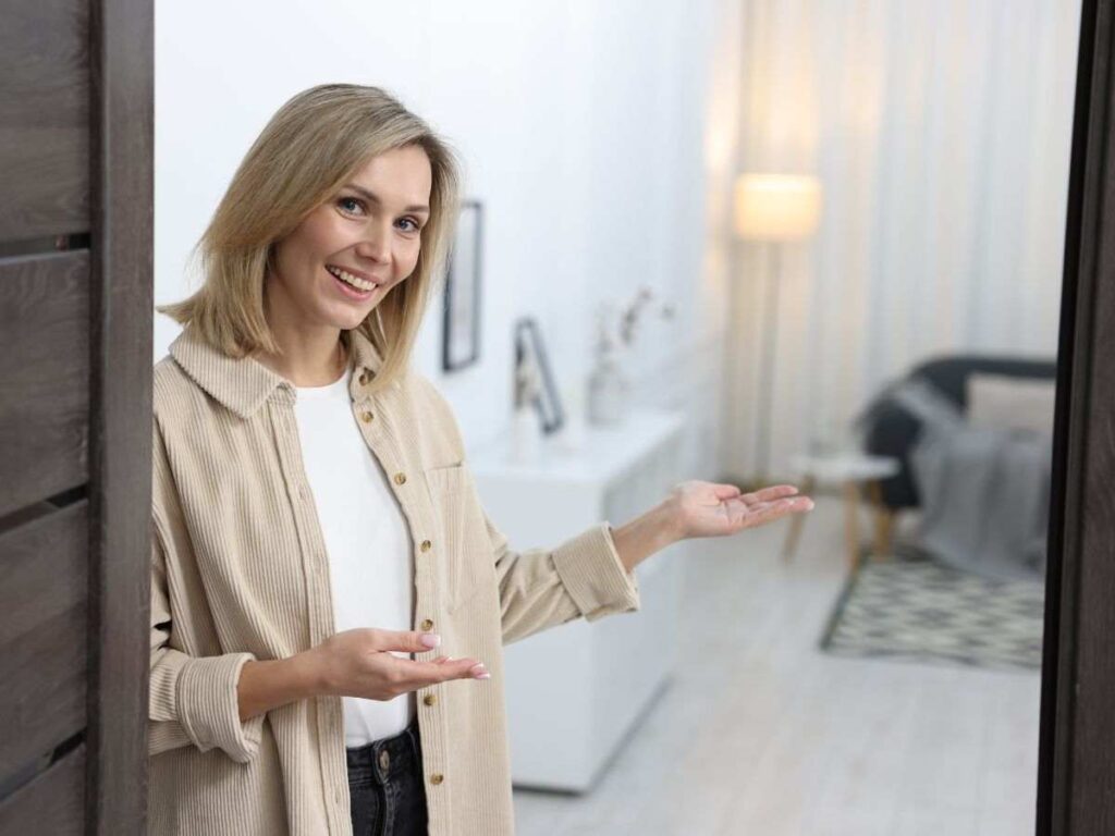 donna che accoglie in casa