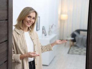 donna che accoglie in casa