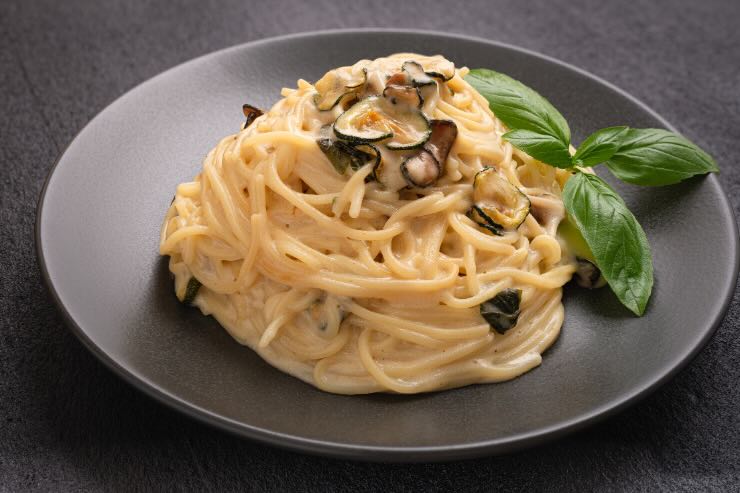 piatto spaghetti con zucchine