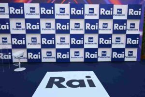 Parete con logo Rai