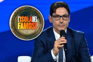 pier silvio berlusconi con il logo dell'isola dei famosi
