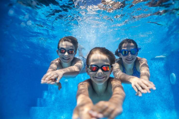 Bambini in piscina