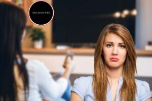 donna che guarda tv, un'altra triste e logo tradimento nel cerchio