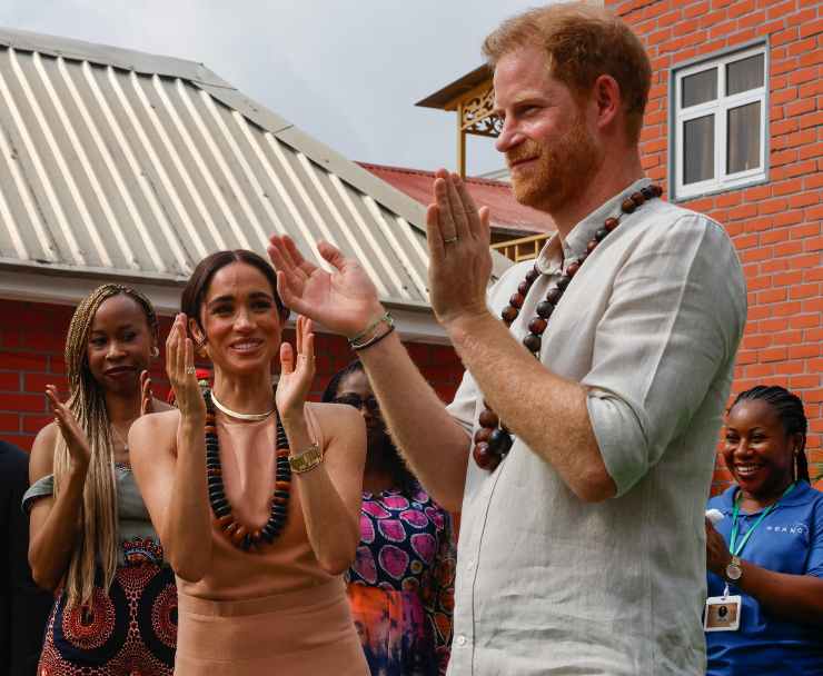 I duchi di Sussex ballano durante un viaggio in Nigeria