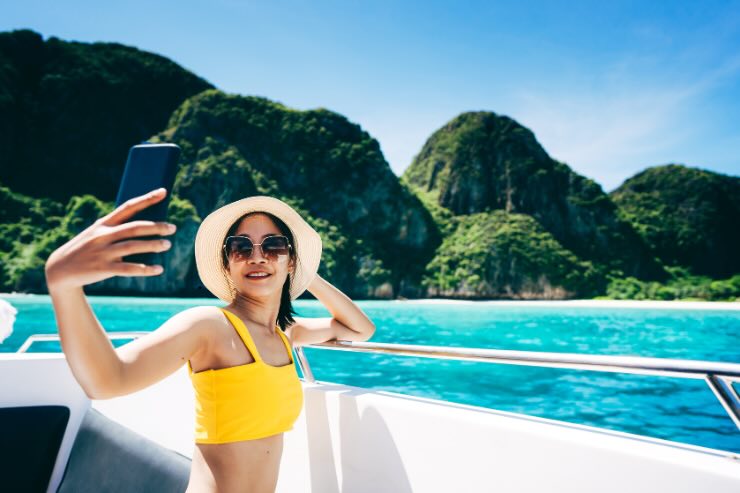 donna che si fa selfie al mare