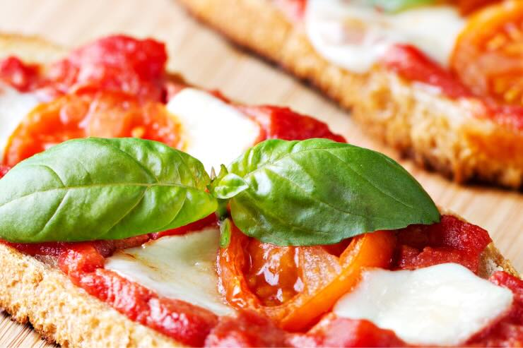 bruschetta di pane con pomodoro, mozzarella, basilico