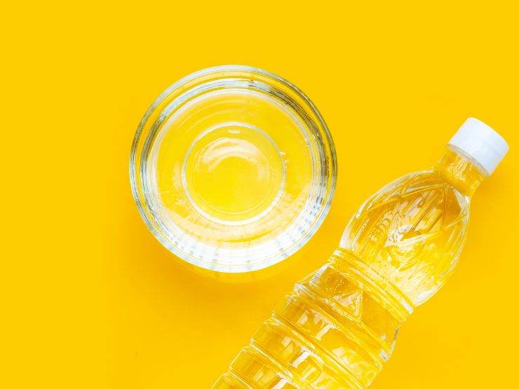 bottiglia di aceto e acqua