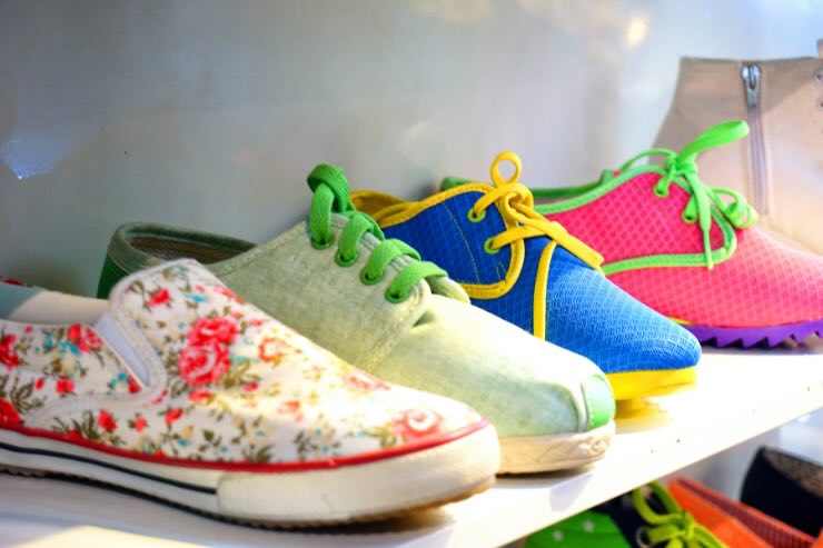 scarpe da ginnastica a fantasia e colorate