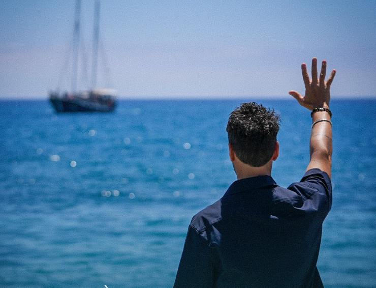 filippo bisciglia che saluta la barca di temptation island
