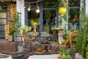 veranda con piante , tavolino e sedie