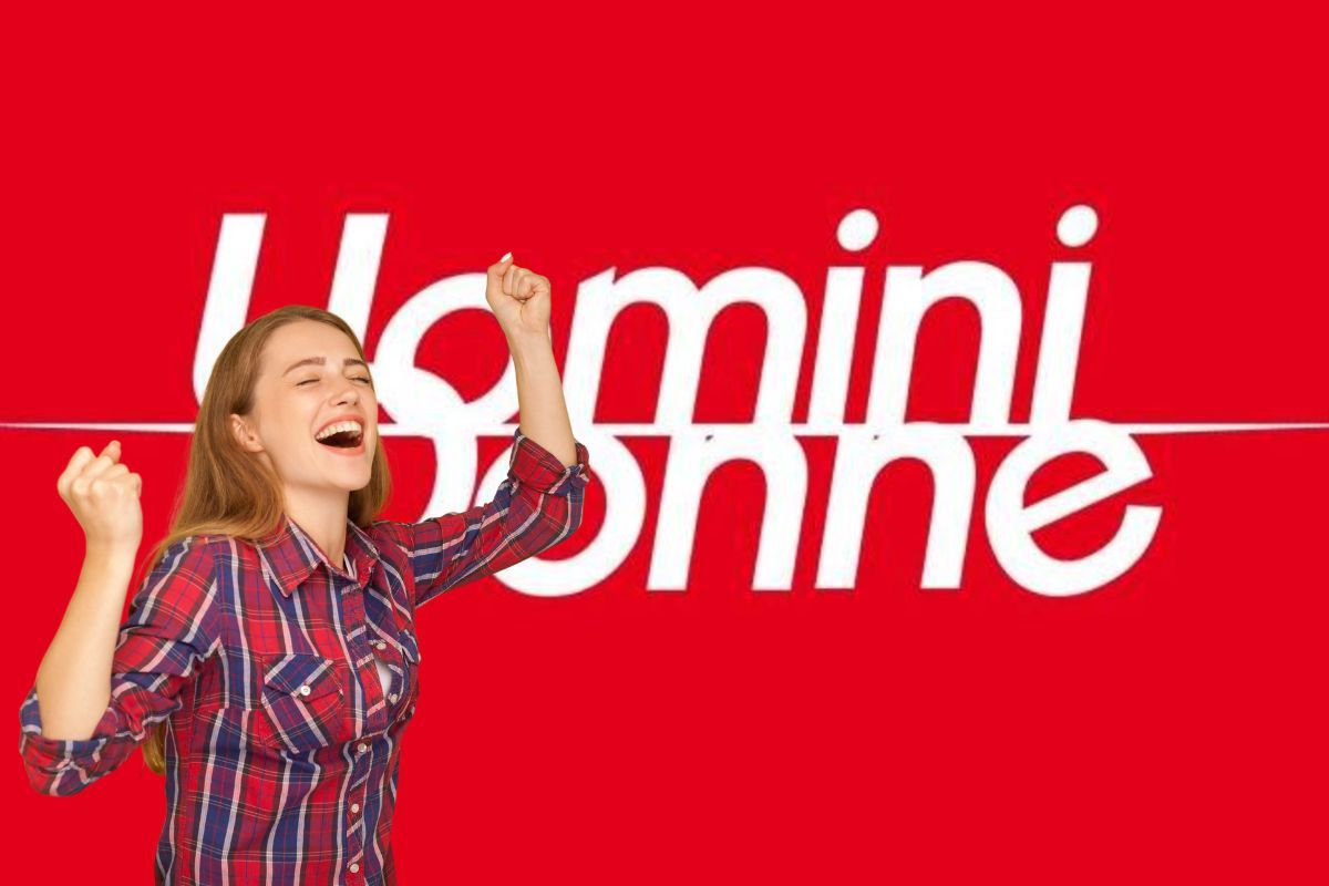 logo uomini e donne e donna che esulta