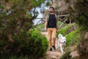 Uomo a spasso con il cane