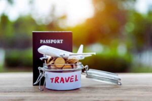 barattolo con soldi, passaporto e aereo