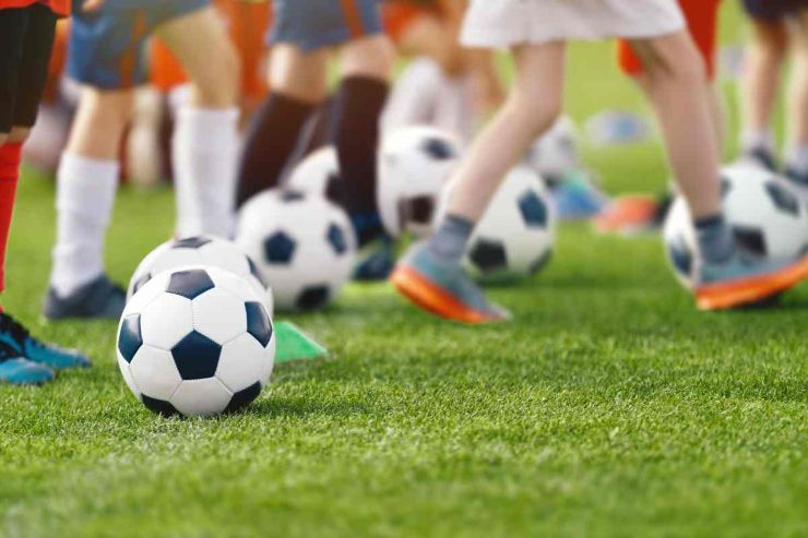 Bambini e palloni da calcio
