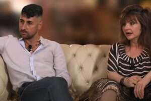 Sonia e Alessio di Temptation Island seduti su un divano
