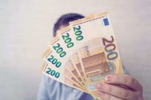 mano con 1000 euro in banconote