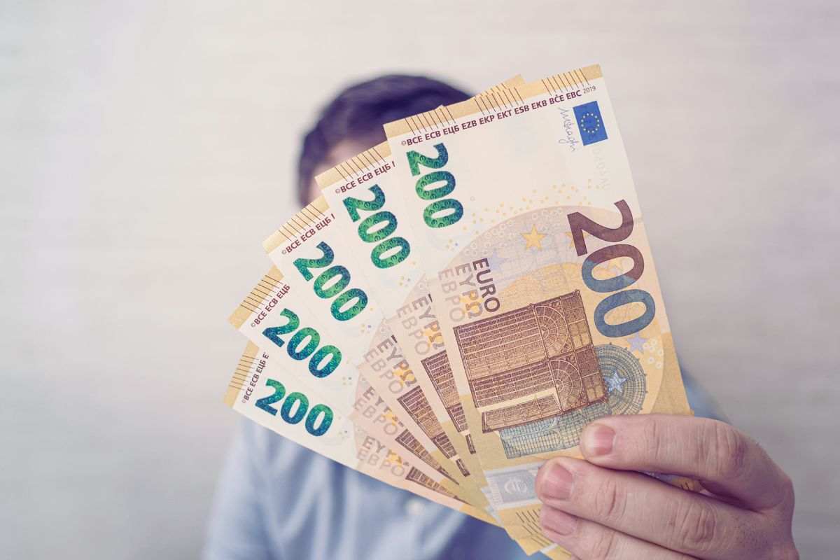 mano con 1000 euro in banconote