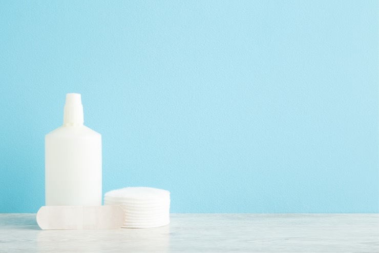 flacone plastica bianco e dischetti cotone