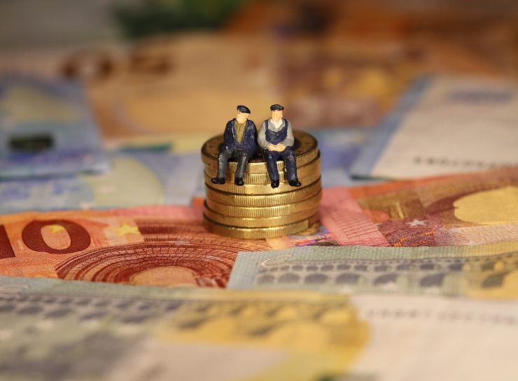 Pensionati tra banconote e monete euro