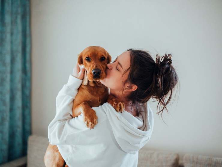 donna che bacia cane
