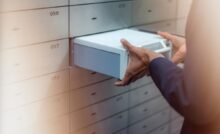 Persona preleva cassetta di sicurezza