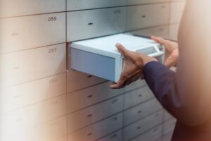 Persona preleva cassetta di sicurezza