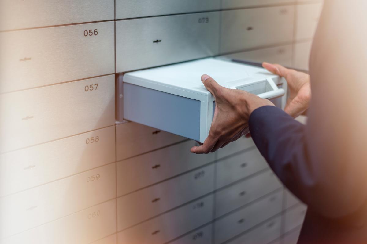 Persona preleva cassetta di sicurezza