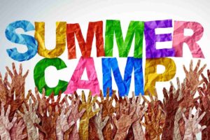 scritta summer camp e mani