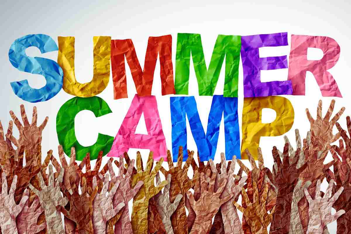 scritta summer camp e mani